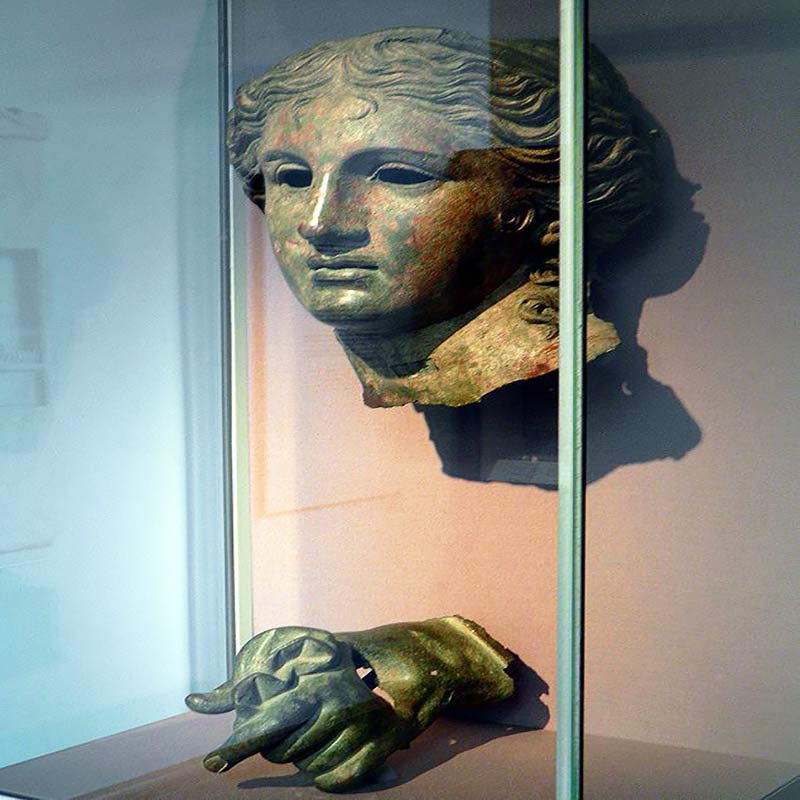 تندیسی از سر و دست چپ آناهیتا در موزه بریتانیا
