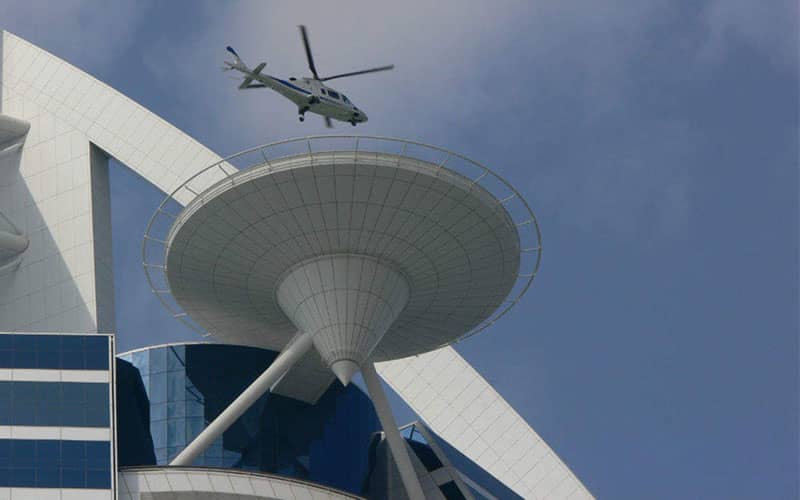 هلی پد برج العرب و هلیکوپتری در حال پرواز بر فراز آن