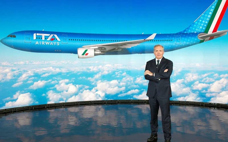 هواپیمایی آبی رنگ و مالک آن در مقابلش