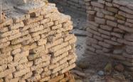 بقایای دیواری خشتی در شهر دقیانوس