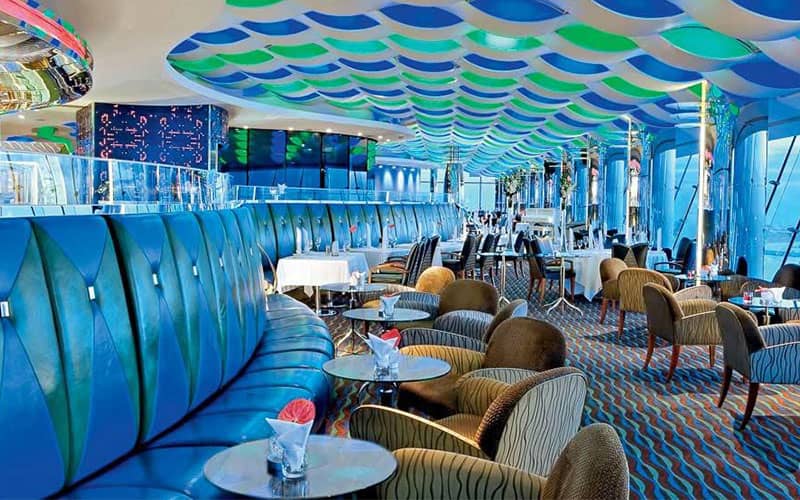 رستورانی با مبلمان آبی و شتری با سقف مواج