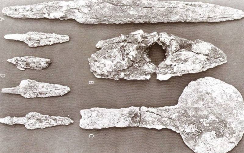 خنجر و وسایل فلزی کشف شده در تپه یحیی