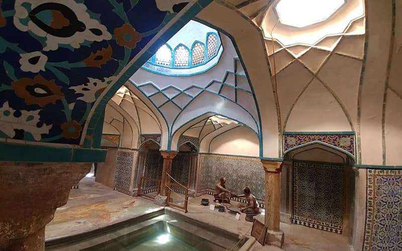 حمامی تاریخی با نورگیرهای سقف و حوض