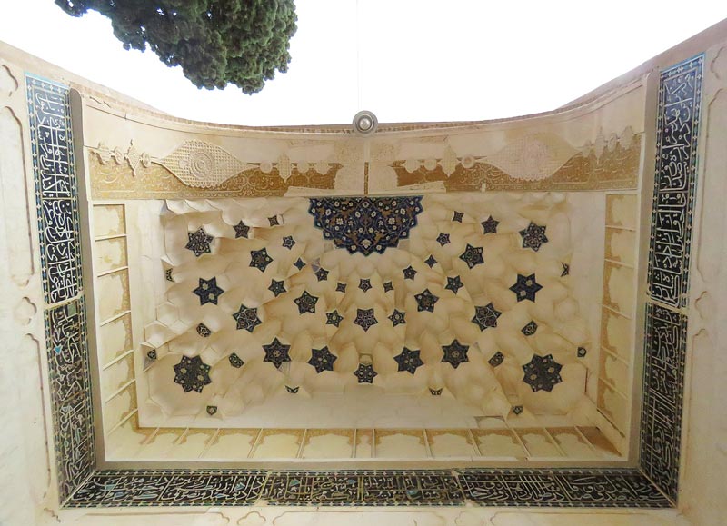 مقرنس کاری‌های ورودی بقعه از صحن میرداماد در آرامگاه شاه نعمت‌ الله ولی