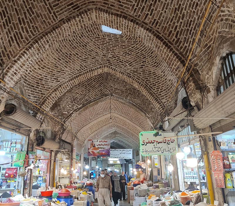 مغازه های بازاری قدیمی با سقف آجری