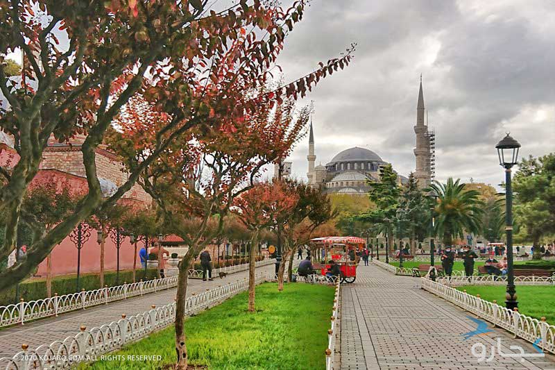 مسجد استانبول مقابل بلوار سرسبز با درختان و گل های صورتی