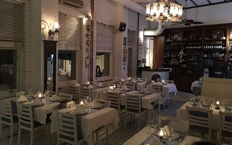 رستورانی شیک با دکوراسیون سفید و آبی