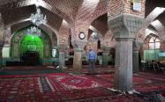 مسجدی تاریخی با ستون و طاق های زیبا