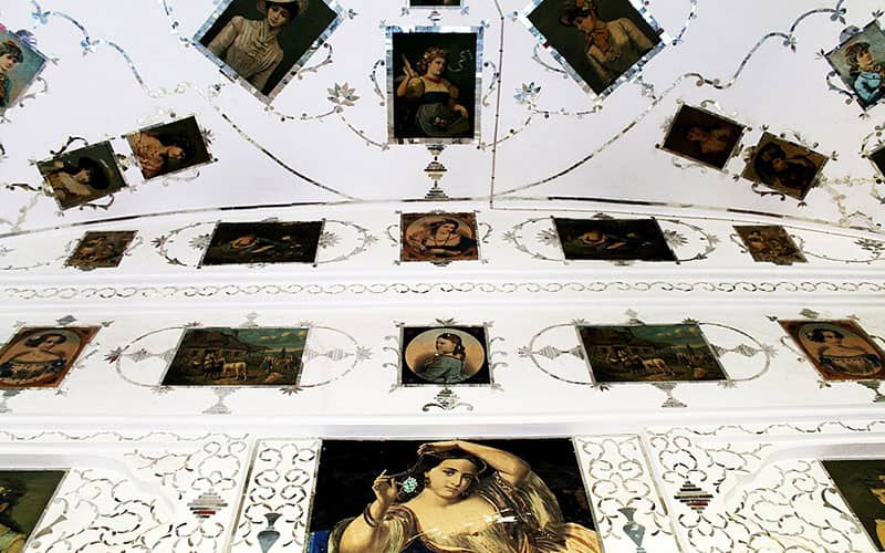سقف اتاقی با نقاشی زنان