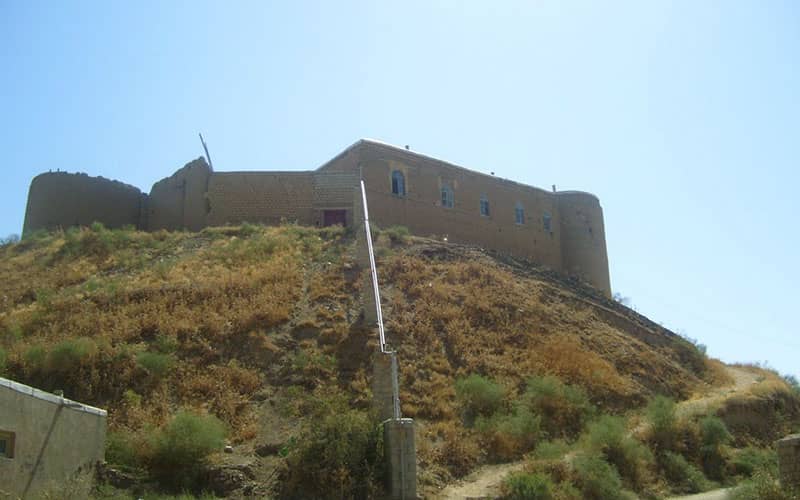 قلعه ای آجری بالای تپه
