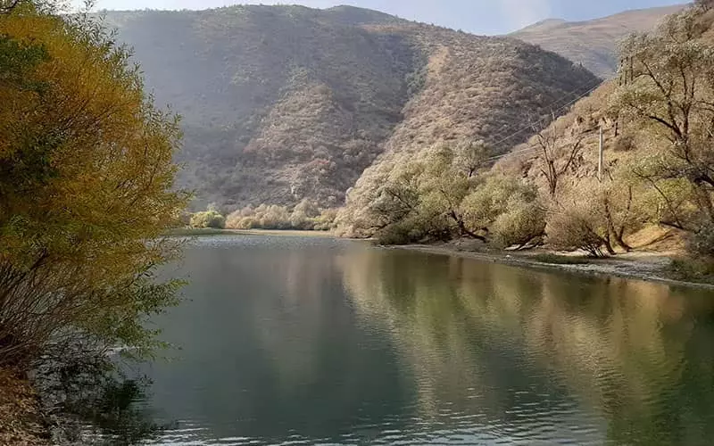دریاچه ای زلال در میان کوهستان
