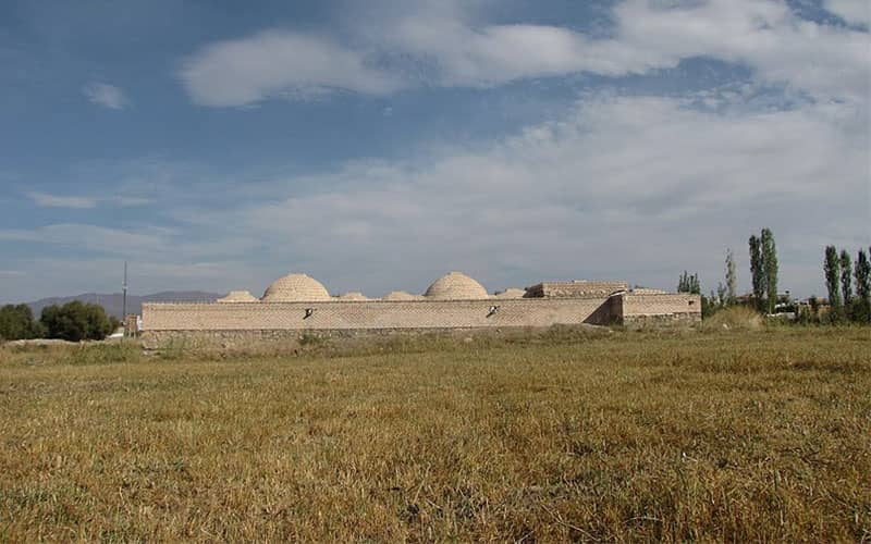 سازه ای تاریخی از آجر با چندین گنبد