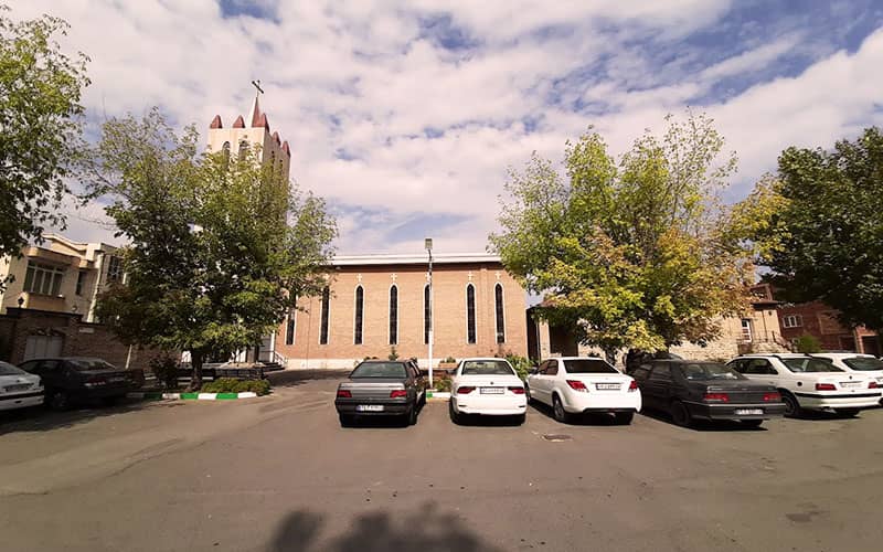 خودروهای پارک شده در مقابل ساختمان کلیسا
