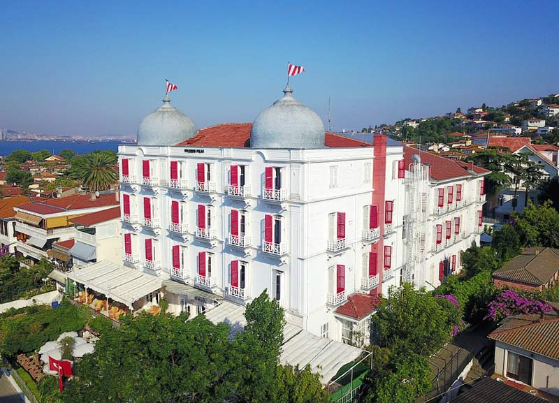 نمای بیرونی هتل قصر باشکوه با دو گنبد آبی از بالا