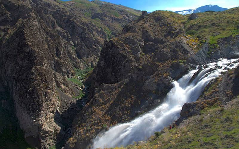 آبشاری زیبا و پرآب در دل کوهستان