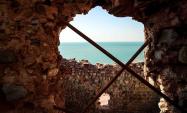 نمایی زیبا از قلعه هرمز به آب‌های خلیج‌فارس