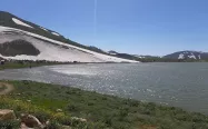 دریاچه ای پرآب زیر نور خورشید
