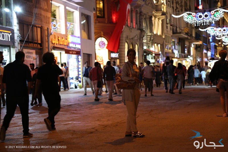 حضور گردشگران در خیابان استقلال استانبول در ششب میان مغازه ها