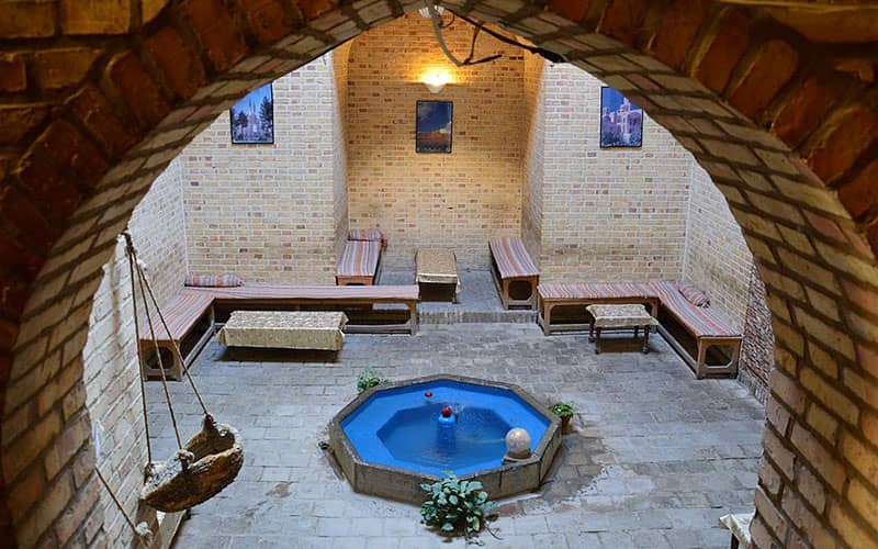 اتاقی با معماری سنتی و حوض آب