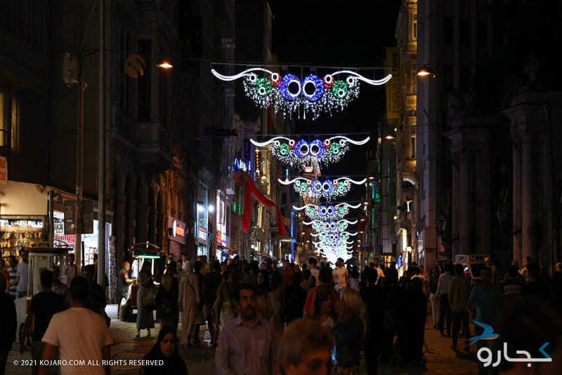 تجمع گردشگران در خیابان استقلال استانبول در شب 