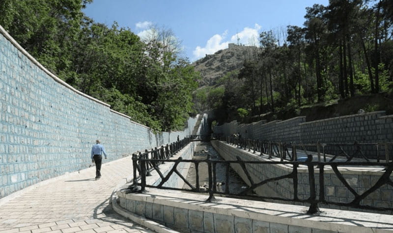 مسیر ابتدایی رودخانه ولنجک با دیوارهی سنگی و حصاربندی