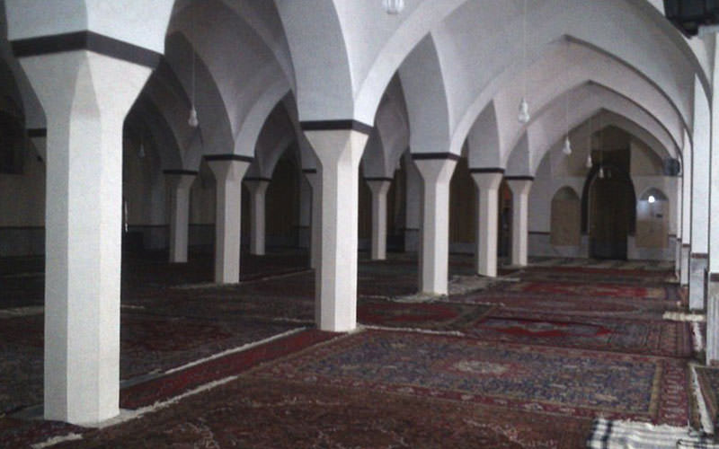 مسجدی با ستون ها و طاق های گچی
