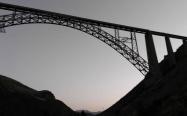 پل فلزی در تاریکی شب