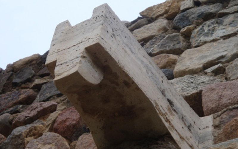 تیری چوبی در ساختمانی سنگی