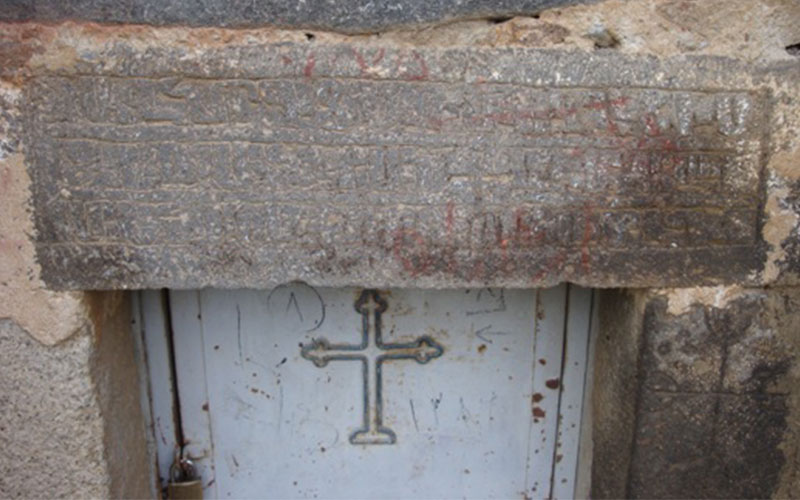 در آهنی یک ساختمان با علامت صلیب