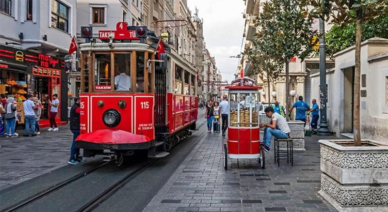 خط تراموای قرمز رنگ خیابان استقلال استانبول