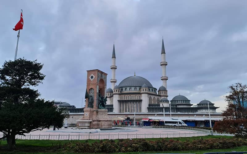 مسجدی با دو مناره بلند در کنار میدان