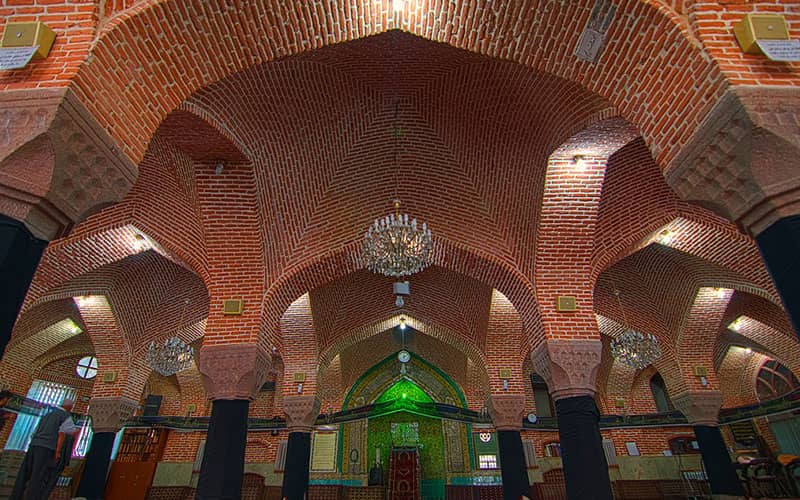 فضای داخلی مسجدی تاریخی
