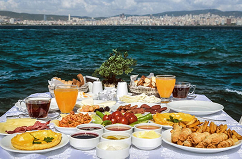 میز صبحانه با انواع غذاهای ترکیه رو به ساحل در بیوک آدا