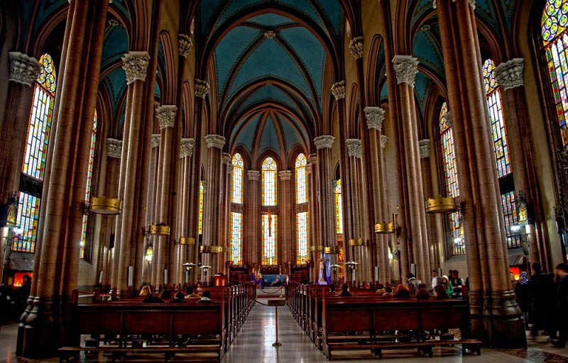 ستون های کلیسای سنت آنتوان استانبول و صندلی های آن