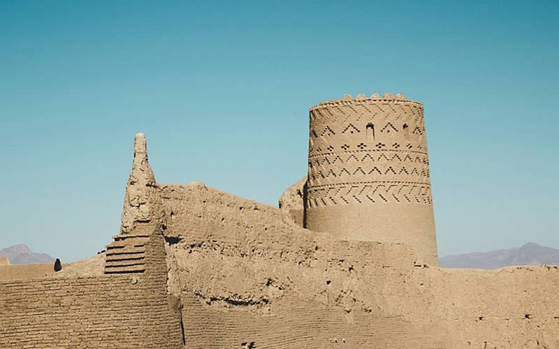 برج و باروی قلعه ای تاریخی و خشتی