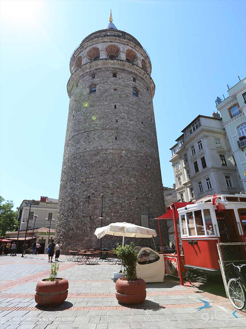 برج گالاتا استانبول از نمای پایین کنار گاری غذا فروشی