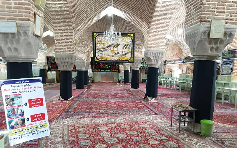 مسجدی با طاق های آجری و فرش های قرمزرنگ