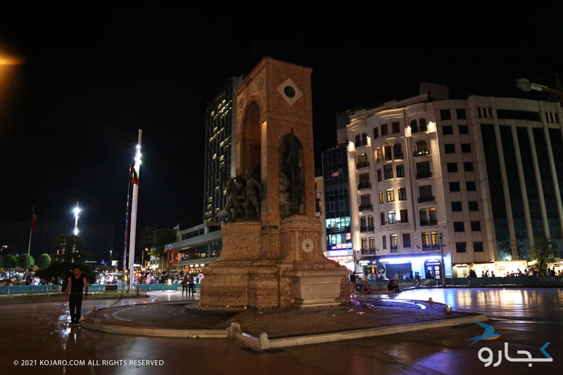 تندیس جمهوریت یا مجسمه استقلال میدان تکسیم در شب