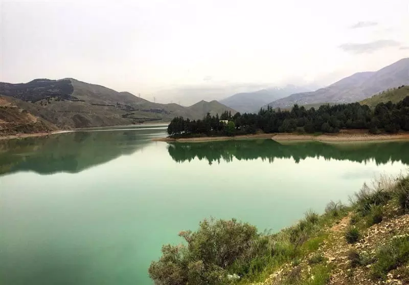 دریاچه سد اتیان و منظرهاطراف آن در غروب