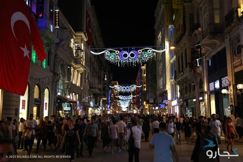 گردشگران میان فروشگاه های خیابان استقلال در شب
