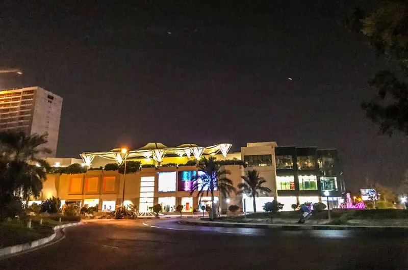 مرکز خرید دامون کیش در شب