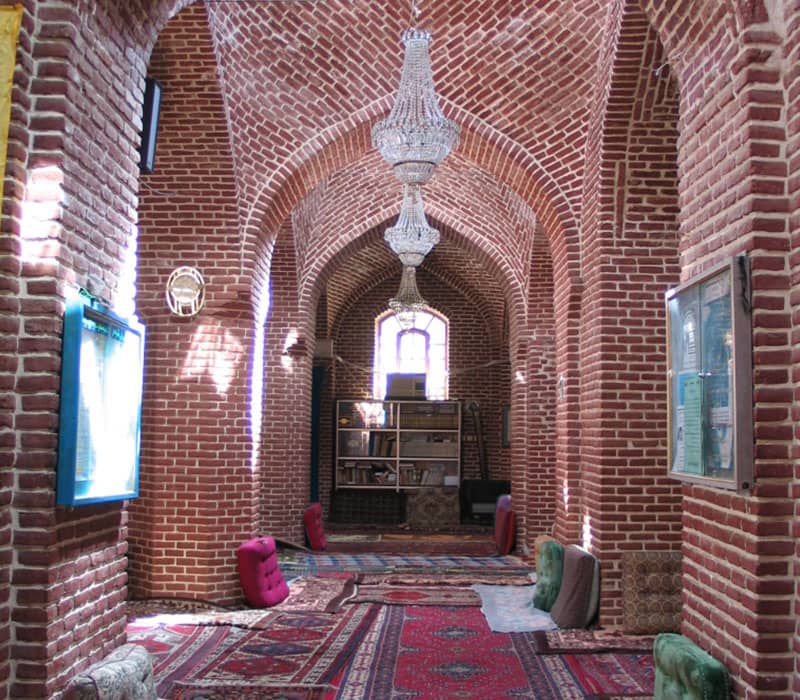 مسجد بزرگی با دیواری آجری قرمزرنگ