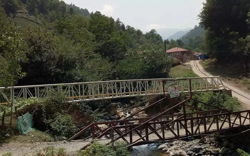 پلی آهنی روی رودخانه در روستای فوشه