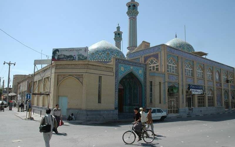مسجدی قدیمی با دو گنبد و مناره