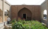 ساختمان آرامگاه شیخ محمود شبستری با حیاطی سرسبز