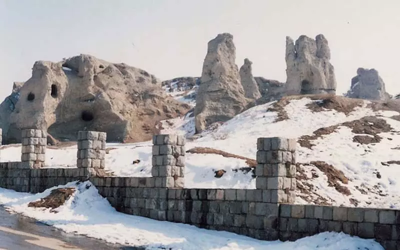 بقایای تپه ای باستانی در برف