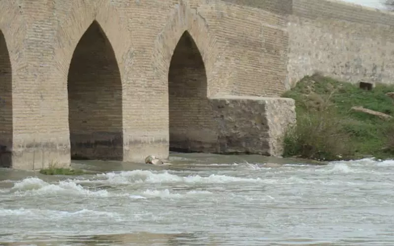 پلی تاریخی روی رودخانه‌ای پرآب