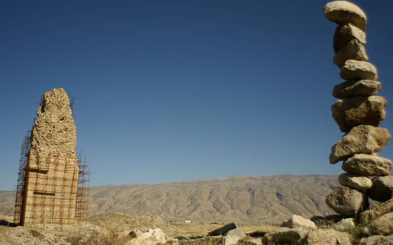 ستونی بلند و تاریخی با داربست