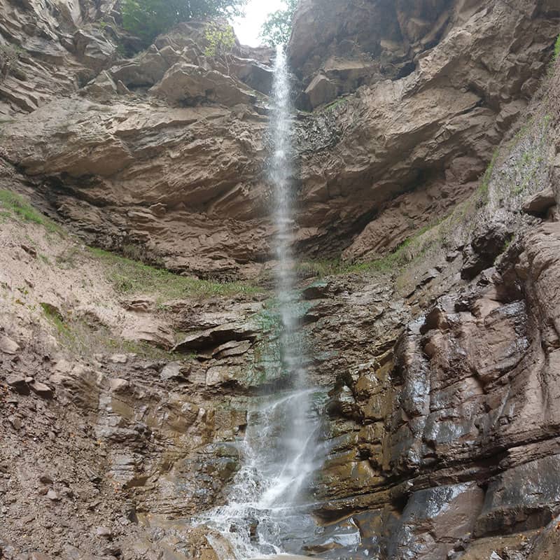 آبشاری کم آب با ارتفاع زیاد