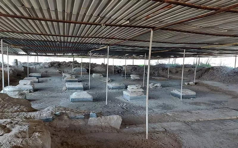 بقایای آثار باستانی در زیر سقف شیروانی